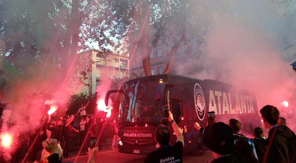 Atalanta, fiaccolata e cori: Bergamo sogna la finale