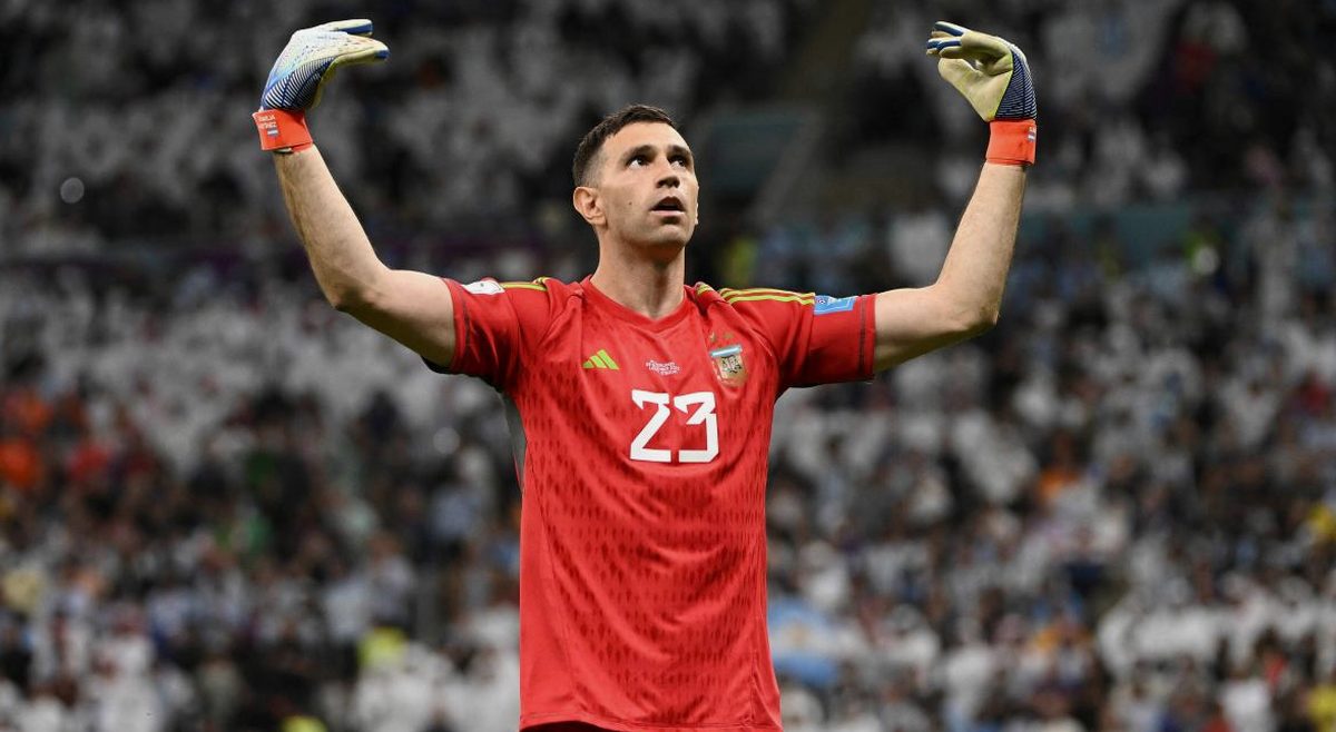 Dibu Martinez-Juventus: trattativa aperta, gap con l'Aston Villa