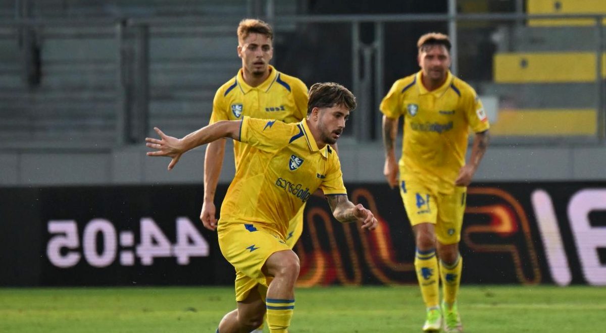 Frosinone-Como: Schmid trequartista, Douvikas titolare