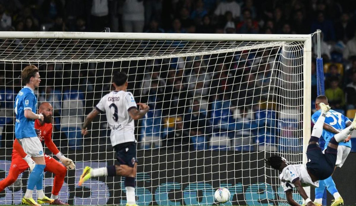 Napoli frenato dal Bologna: corsa Champions riaperta